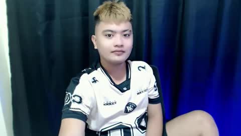 Snapshot of xxhotloyd_cummerx chatting on 11-17-25, 12:00 Loyd online show from 11-17-25, 12:00