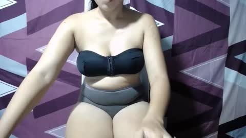 Snapshot of xxhott_ chatting on 11-24-25, 12:38 xxhott_ online show from 11-24-25, 12:38