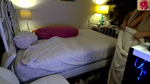 Strawberry Jane online show from 11-18-25, 04:28