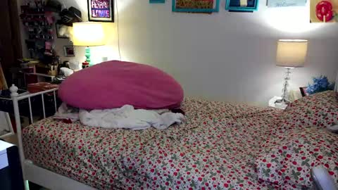 Strawberry Jane online show from 04-25-26, 05:21