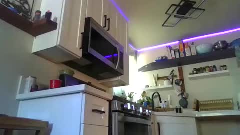 Lola online show from 09-30-25, 07:41