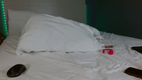 Snapshot of xxxvibesxo chatting on 12-19-25, 11:56 Lil Luna online show from 12-19-25, 11:56