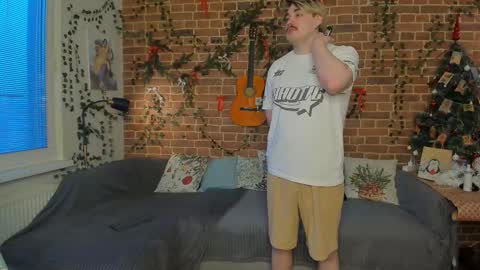 Snapshot of yami_yami_yami chatting on 01-08-26, 12:51 Mia and Andry online show from 01-08-26, 12:51