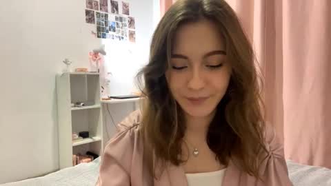 Snapshot of yaniraekberg chatting on 10-19-25, 05:13 Marry online show from 10-19-25, 05:13