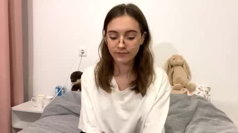 Snapshot of yaniraekberg chatting on 10-20-25, 05:02 Marry online show from 10-20-25, 05:02