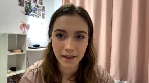 Snapshot of yaniraekberg chatting on 10-23-25, 07:12 Marry online show from 10-23-25, 07:12