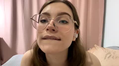 Snapshot of yaniraekberg chatting on 11-01-25, 03:58 Marry online show from 11-01-25, 03:58