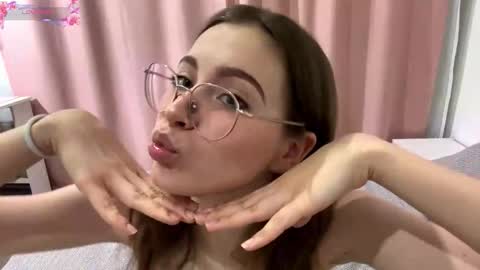 Snapshot of yaniraekberg chatting on 11-06-25, 04:52 Marry online show from 11-06-25, 04:52