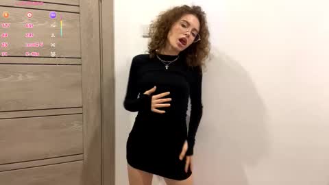 Snapshot of yaniraekberg chatting on 11-14-25, 05:55 Marry online show from 11-14-25, 05:55