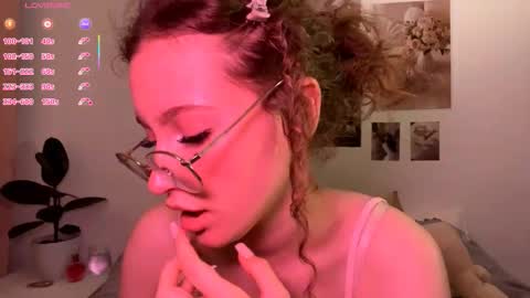 Snapshot of yaniraekberg chatting on 11-18-25, 06:34 Marry online show from 11-18-25, 06:34