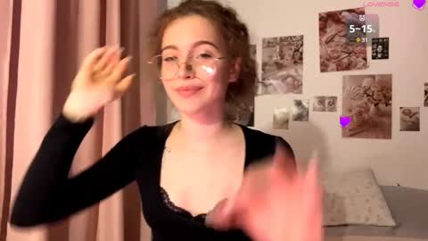 Snapshot of yaniraekberg chatting on 12-14-25, 04:56 Marry online show from 12-14-25, 04:56