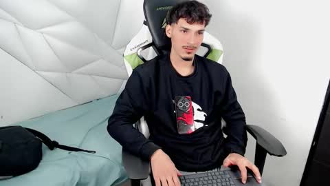 Snapshot of yankeee_ chatting on 11-27-25, 05:20 DANILO online show from 11-27-25, 05:20