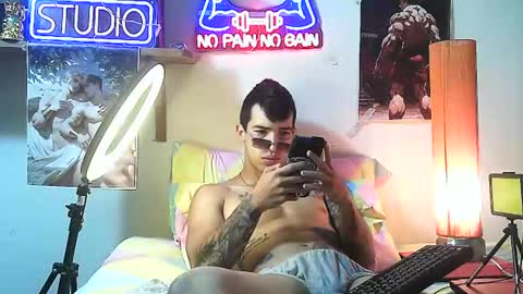 Snapshot of yeisoncastellanos1999 chatting on 10-23-25, 02:00 yeisoncastellanos1999 online show from 10-23-25, 02:00