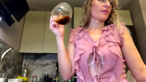 Snapshot of yes_mommy_zlata chatting on 10-07-25, 07:00 Zlata online show from 10-07-25, 07:00
