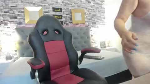 Snapshot of yeseniaa_25 chatting on 07-29-26, 11:30 Yeseniaa online show from 07-29-26, 11:30