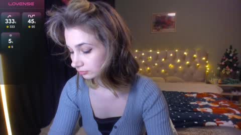 Snapshot of yesofie chatting on 12-21-24, 01:32 Sofie online show from 12-21-24, 01:32