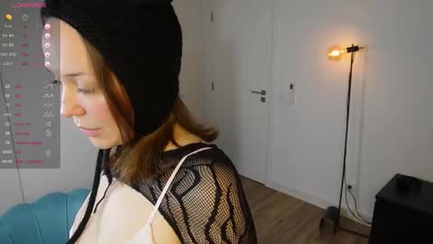 Snapshot of yess_kiki chatting on 11-10-25, 10:47 Kiki online show from 11-10-25, 10:47