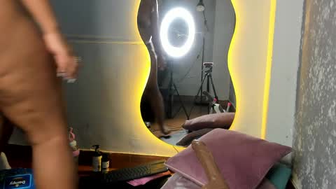 roxie reyes  online show from 04-10-26, 11:48