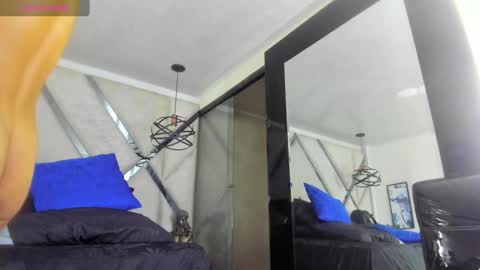 Snapshot of yiyo10_ chatting on 02-20-25, 10:37 Yiyo online show from 02-20-25, 10:37