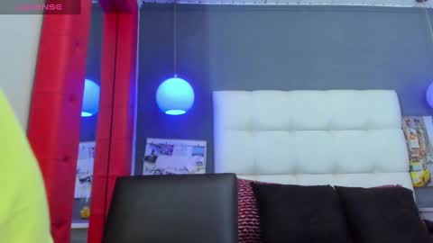 Snapshot of yiyo10_ chatting on 10-10-25, 03:38 Yiyo online show from 10-10-25, 03:38