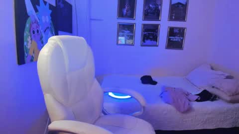 Snapshot of yker18 chatting on 01-14-25, 03:43 yker online show from 01-14-25, 03:43
