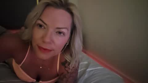 Yogiblondebangme online show from 04-25-26, 02:47