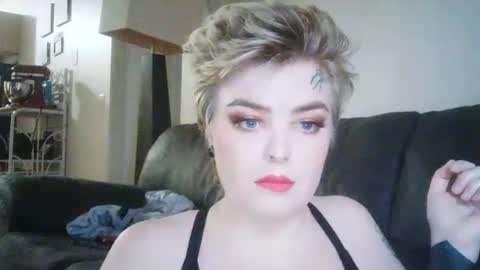 Yolandi online show from 12-22-25, 08:17