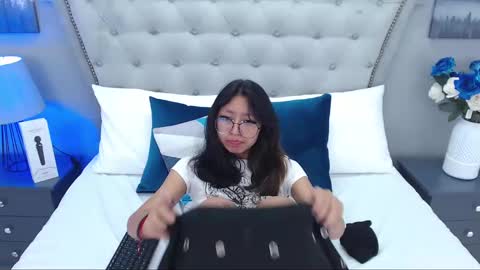 Snapshot of yommi_winx chatting on 03-11-25, 08:09 Yommi Winx online show from 03-11-25, 08:09