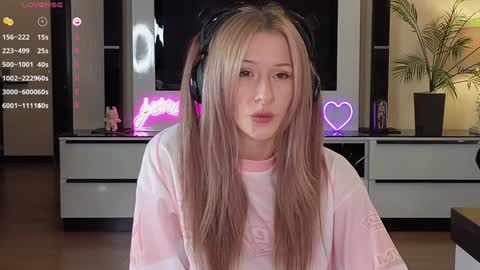 Snapshot of yononeey chatting on 11-18-25, 04:55 Wilma online show from 11-18-25, 04:55