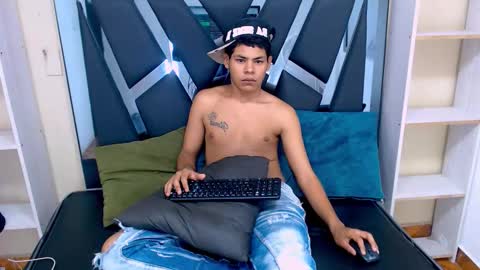 Snapshot of yordi_alpha chatting on 10-25-25, 12:23 Yordi online show from 10-25-25, 12:23