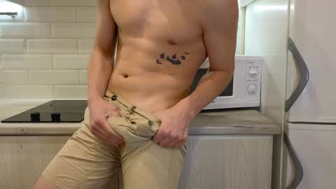 Snapshot of you_dream_ chatting on 12-15-24, 07:31 you_dream_ online show from 12-15-24, 07:31