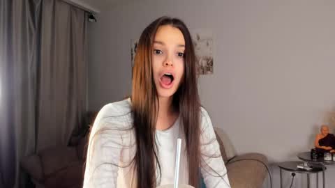 Snapshot of your__voice chatting on 05-17-26, 06:37 Camilla online show from 05-17-26, 06:37