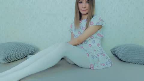 Snapshot of your_caramelka chatting on 03-04-25, 04:49 Lily online show from 03-04-25, 04:49