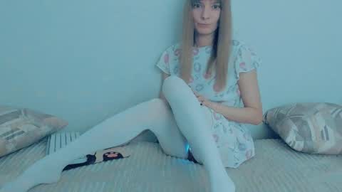 Snapshot of your_caramelka chatting on 11-04-25, 03:38 Lily online show from 11-04-25, 03:38