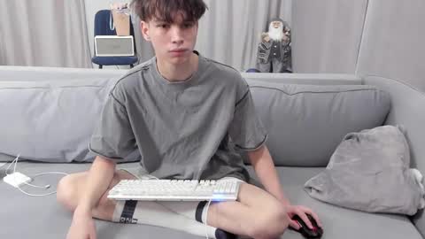 Snapshot of your_shy_guy chatting on 02-14-25, 06:40 your_shy_guy online show from 02-14-25, 06:40