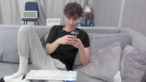 Snapshot of your_shy_guy chatting on 02-23-25, 08:33 your_shy_guy online show from 02-23-25, 08:33