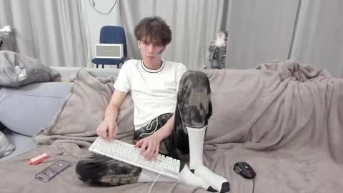 Snapshot of your_shy_guy chatting on 03-10-25, 08:34 your_shy_guy online show from 03-10-25, 08:34