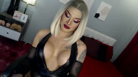 Snapshot of your_truly_goddess143 chatting on 11-07-25, 11:49 TRICXIEBELLE online show from 11-07-25, 11:49