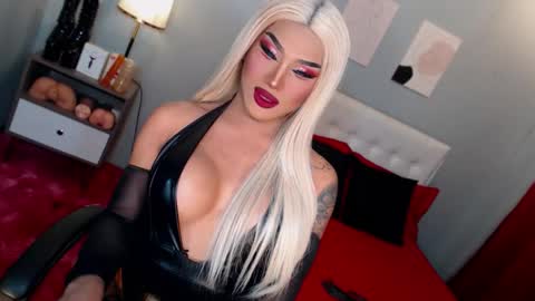 Snapshot of your_truly_goddess143 chatting on 11-10-25, 08:30 TRICXIEBELLE online show from 11-10-25, 08:30