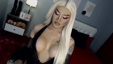 Snapshot of your_truly_goddess143 chatting on 12-01-25, 10:26 TRICXIEBELLE online show from 12-01-25, 10:26