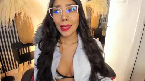 Snapshot of yourcutemolly chatting on 02-27-25, 06:07 Selena online show from 02-27-25, 06:07