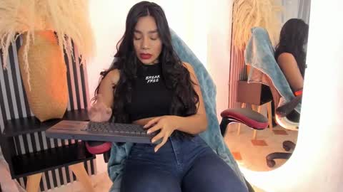 Snapshot of yourcutemolly chatting on 03-08-25, 05:49 Selena online show from 03-08-25, 05:49