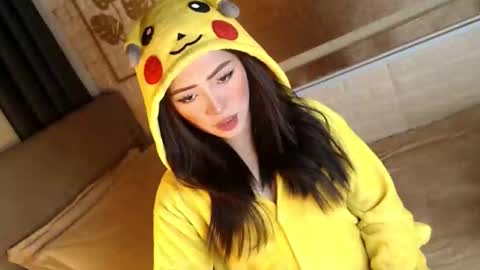 Snapshot of yourdevilsweettsx chatting on 10-27-25, 10:52 JEN online show from 10-27-25, 10:52