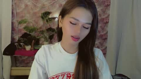 Snapshot of yourfavoratesunshine chatting on 05-19-26, 04:35 Sunshine online show from 05-19-26, 04:35