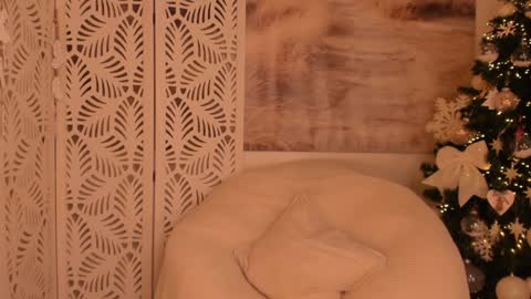 Snapshot of yourmidnightcoffee chatting on 12-12-24, 10:52 Sarah online show from 12-12-24, 10:52