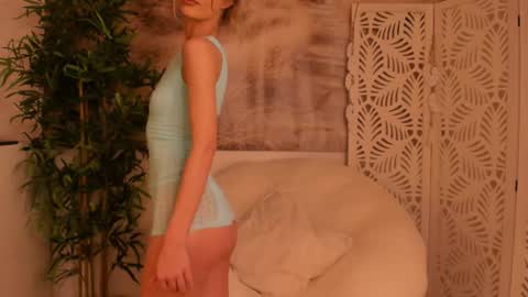 Snapshot of yourmidnightcoffee chatting on 01-28-25, 08:26 Sarah online show from 01-28-25, 08:26