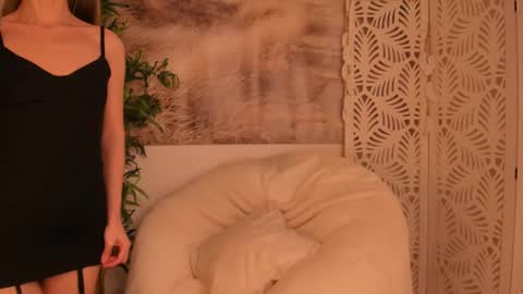 Snapshot of yourmidnightcoffee chatting on 02-17-25, 10:58 Sarah online show from 02-17-25, 10:58