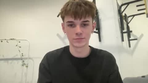 Snapshot of yoursweetyguy chatting on 11-11-25, 02:06 yoursweetyguy online show from 11-11-25, 02:06