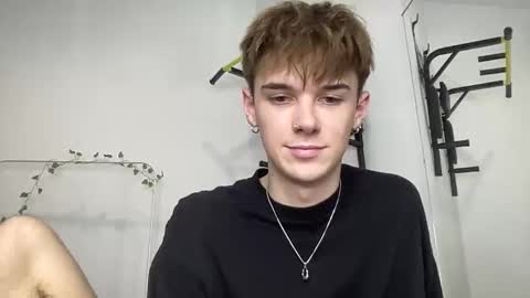 Snapshot of yoursweetyguy chatting on 11-25-25, 04:40 yoursweetyguy online show from 11-25-25, 04:40