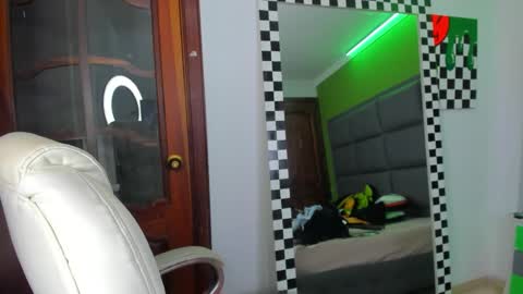 Snapshot of yourvirtualgirlfriennd chatting on 09-10-25, 06:13 GI online show from 09-10-25, 06:13